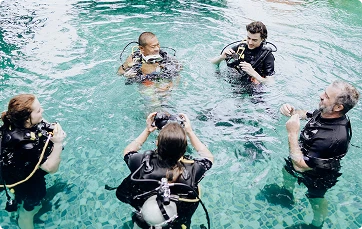 Group of people swimming in an SSI course